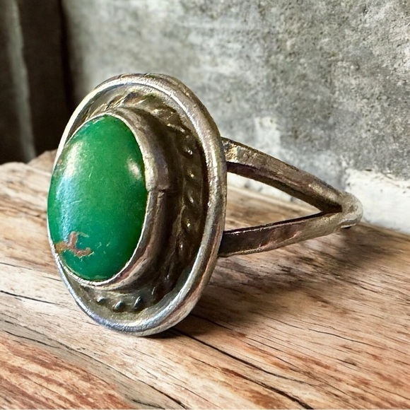 Vintage Navajo Green Turquoise Sterling Silver Ring (6.5) - Picture 5 of 6